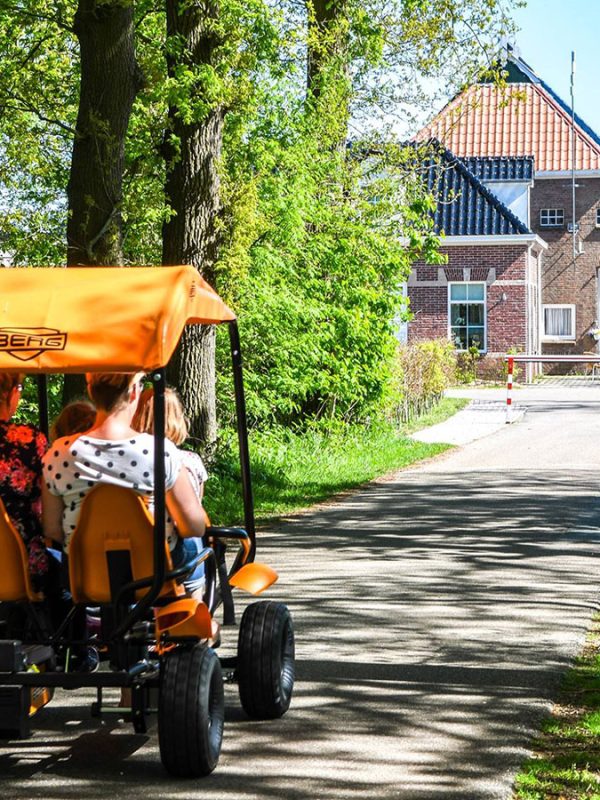 Foto van onze receptie met voertuig gehuurd bij Camping Ikeleane.